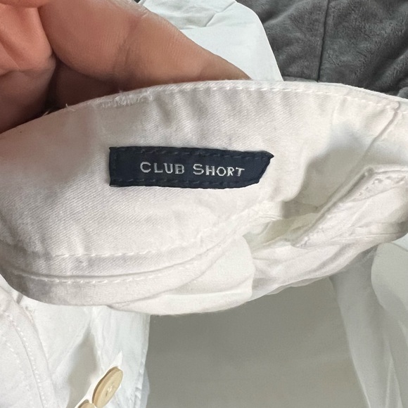 Vineyard Vine men’s white shorts - Picture 2 of 3